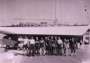 L’équipe des Charpentiers de marine devant le chantier Barrière dans les années 1970